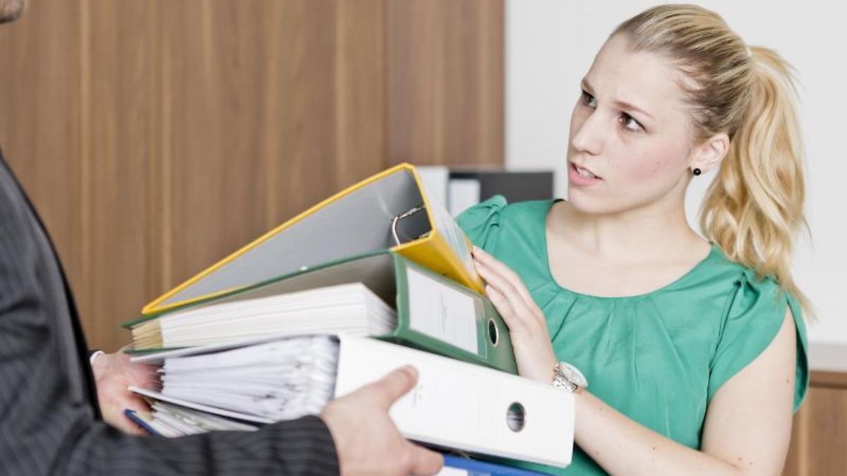 Berufstätige Frau setzt in einem respektvollen Gespräch klare Grenzen gegenüber einem Kollegen